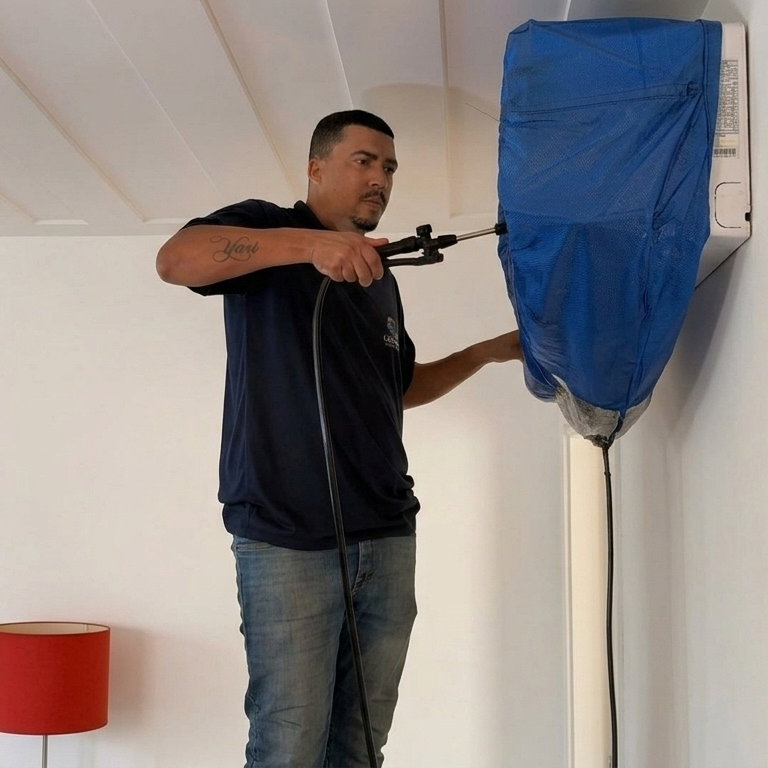 Técnico realizando manutenção em ar-condicionado